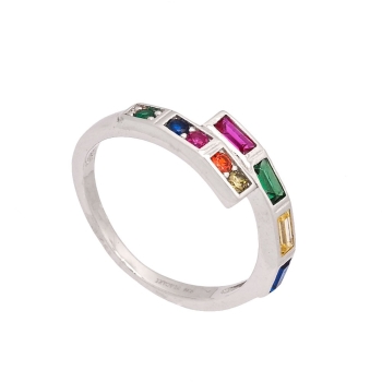Anillo de plata rodiada y 9 circonitas de varios colores y formas que se cruzan consiguiendo un atractivo diseño lleno de fuerza