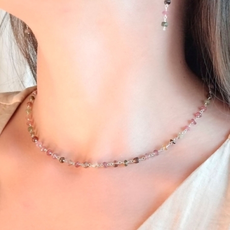 Sutil gargantilla en Plata de ley donde el protagonismo está en la fina cadena artesanal que ensarta pequeñas piedras facetadas 