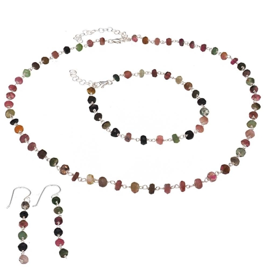 Sutil pulsera en Plata de ley donde el protagonismo está en la fina cadena artesanal que ensarta pequeñas piedras facetadas de t