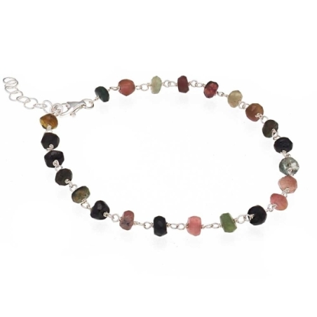 Sutil pulsera en Plata de ley donde el protagonismo está en la fina cadena artesanal que ensarta pequeñas piedras facetadas de t