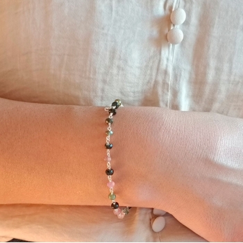 Sutil pulsera en Plata de ley donde el protagonismo está en la fina cadena artesanal que ensarta pequeñas piedras facetadas de t 2