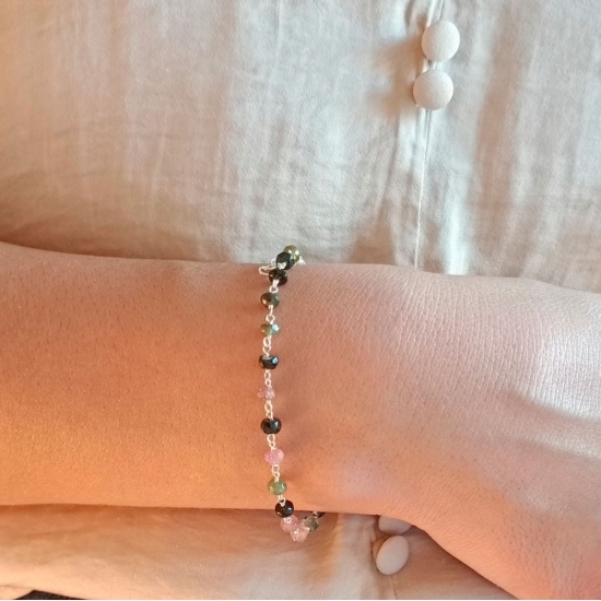 Sutil pulsera en Plata de ley donde el protagonismo está en la fina cadena artesanal que ensarta pequeñas piedras facetadas de t