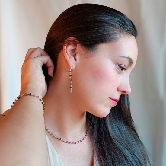 Sutil pulsera en Plata de ley donde el protagonismo está en la fina cadena artesanal que ensarta pequeñas piedras facetadas de t