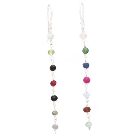 Sutil pendiente en Plata de ley donde el protagonismo está en la fina cadena artesanal que ensarta pequeñas piedras naturales y 