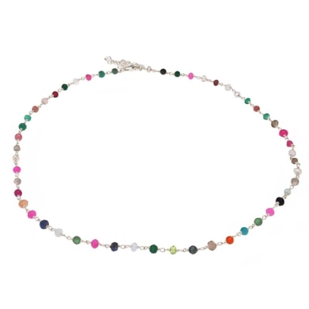 Sutil gargantilla en Plata de ley donde el protagonismo está en la fina cadena artesanal que ensarta pequeñas piedras facetadas 