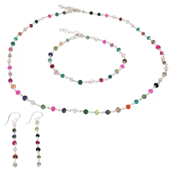 Sutil gargantilla en Plata de ley donde el protagonismo está en la fina cadena artesanal que ensarta pequeñas piedras facetadas 