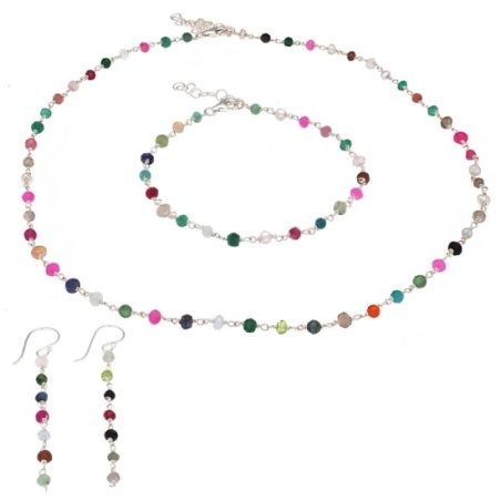 Sutil gargantilla en Plata de ley donde el protagonismo está en la fina cadena artesanal que ensarta pequeñas piedras facetadas 