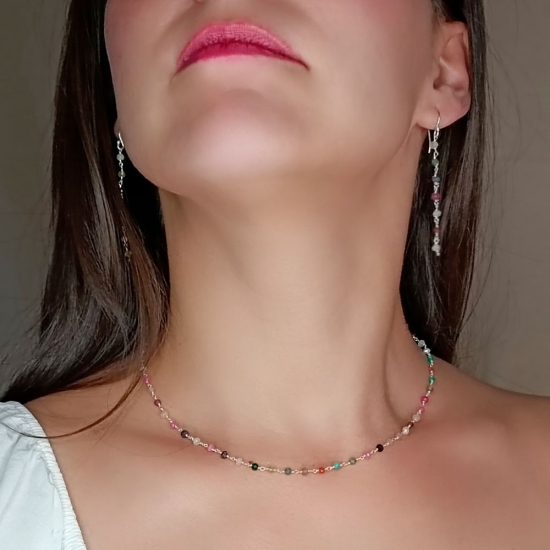 Sutil gargantilla en Plata de ley donde el protagonismo está en la fina cadena artesanal que ensarta pequeñas piedras facetadas 