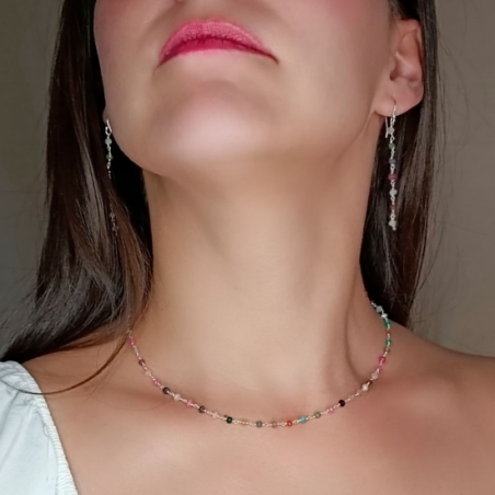 Sutil gargantilla en Plata de ley donde el protagonismo está en la fina cadena artesanal que ensarta pequeñas piedras facetadas 