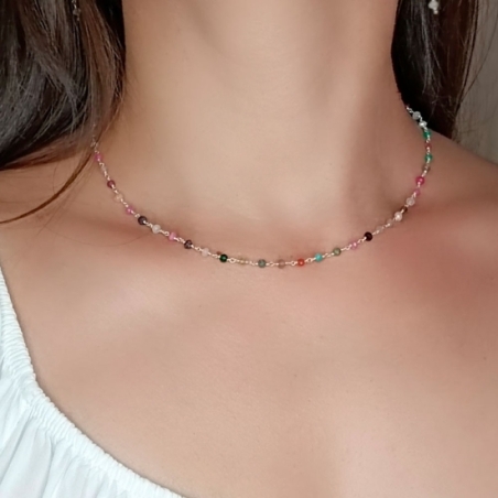 Sutil gargantilla en Plata de ley donde el protagonismo está en la fina cadena artesanal que ensarta pequeñas piedras facetadas 