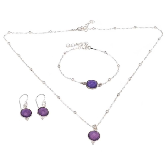 Colgante fabricado de forma artesanal con una preciosa piedra de amatista natural facetada por ambas caras y engastada en bisel 