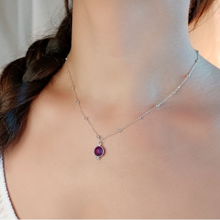 Colgante fabricado de forma artesanal con una preciosa piedra de amatista natural facetada por ambas caras y engastada en bisel 