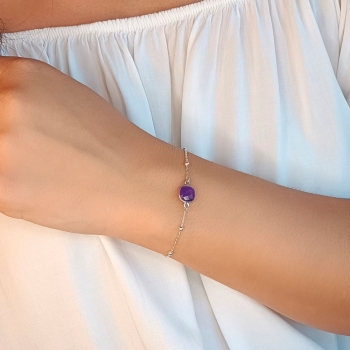 Pulsera fabricada de forma artesanal con una preciosa piedra de amatista natural tallada por ambos lados y engastada en bisel de 2