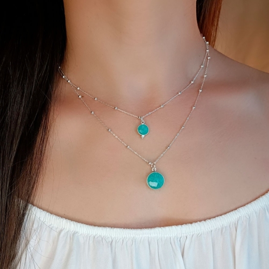 Colgante fabricado de forma artesanal con una preciosa piedra de amazonita facetada por ambas caras y engastada en bisel de Plat