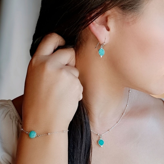 Pulsera fabricada de forma artesanal con una preciosa piedra de amazonita natural tallada por ambos lados y engastada en bisel d