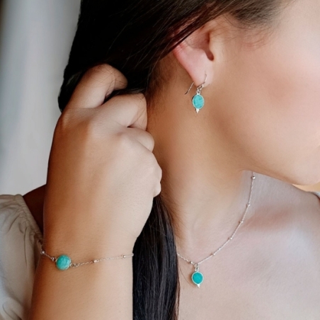 Pulsera fabricada de forma artesanal con una preciosa piedra de amazonita natural tallada por ambos lados y engastada en bisel d