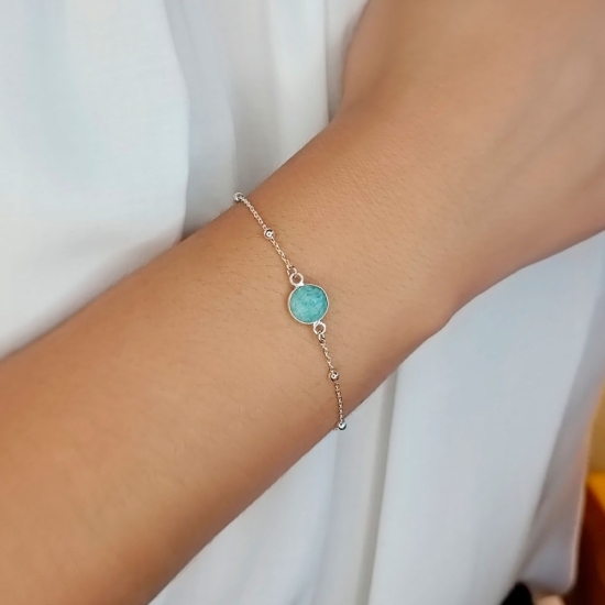 Pulsera fabricada de forma artesanal con una preciosa piedra de amazonita natural tallada por ambos lados y engastada en bisel d