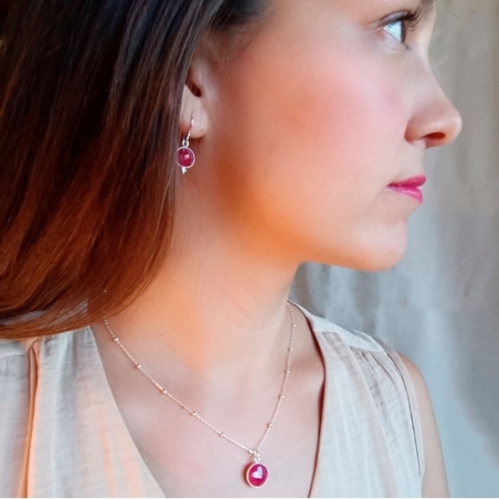 Colgante fabricado de forma artesanal con una preciosa piedra de rubí facetada por ambas caras y engastada en bisel de Plata de 