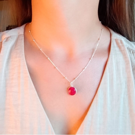 Colgante fabricado de forma artesanal con una preciosa piedra de rubí facetada por ambas caras y engastada en bisel de Plata de 