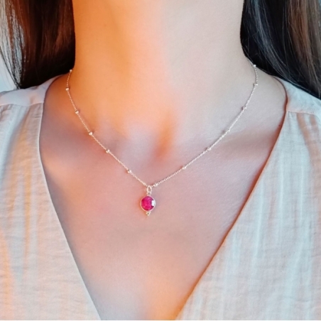 Colgante fabricado de forma artesanal con una preciosa piedra de rubi facetada por ambas caras y engastada en bisel de Plata de 