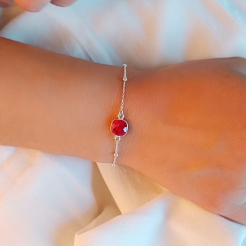 Pulsera fabricada de forma artesanal con una preciosa piedra de rubí natural tallado por ambos lados y engastado en bisel de Pla 2