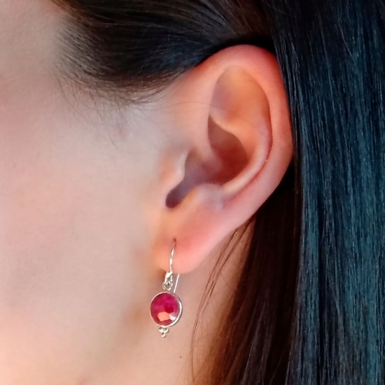 Pendiente de fabricación artesanal, cuyo encanto reside en la preciosa piedra de rubí natural en 9mm, facetada por ambos lados y