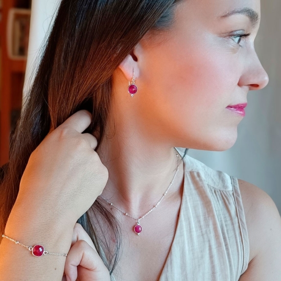 Pendiente de fabricación artesanal, cuyo encanto reside en la preciosa piedra de rubí natural en 9mm, facetada por ambos lados y