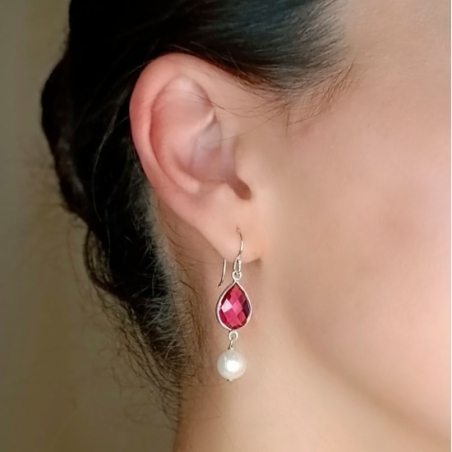 Pendiente muy especial, fabricado artesanalmente con una piedra de zafiro rosa recostituido en forma de gota, facetada por ambas