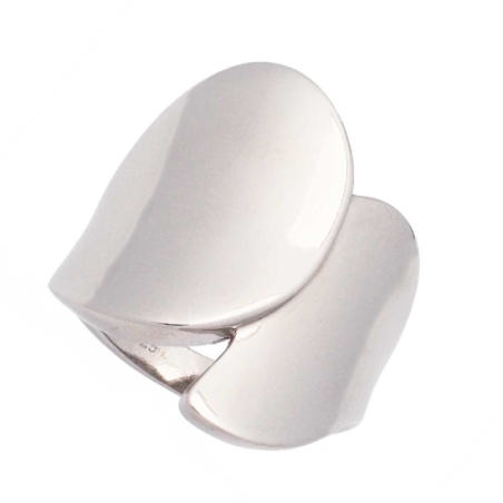 Anillo en Plata de Ley, con un diseño muy depurado, que une en el actualidad y clasicismo. Te quedará ideal en cualquier ocasión