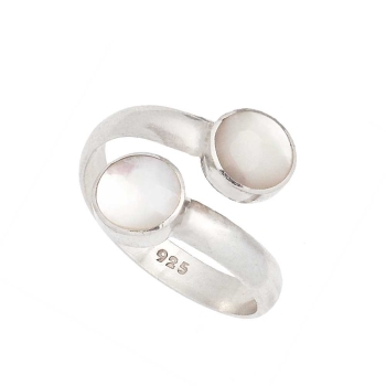 Anillo en plata de Ley donde el protagonismo está en las pequeñas piezas de Nácar que le dan su personalidad. Podrás usarlo para