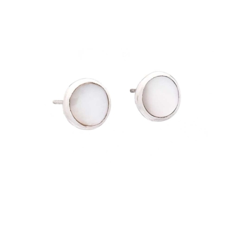 Pendientes de Plata de Ley y Nácar, con un diseño intemporal donde una pieza redonda de nácar se realza por un borde de plata qu