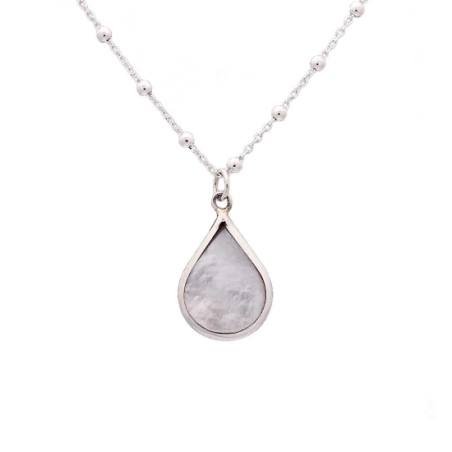 Colgante de Plata de Ley y Nácar, con un diseño intemporal donde una pieza con forma de gota, de nácar, se realza por un borde d