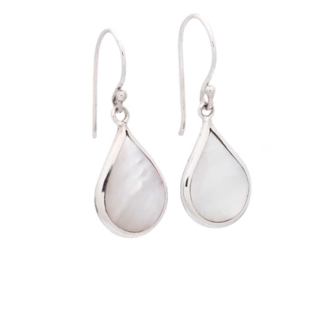 Pendientes de Plata de Ley y Nácar, con un diseño intemporal donde una pieza con forma de gota, de nácar, se realza por un borde
