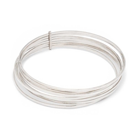 Brazalete Semanario de Plata de Ley, compuesto por 7 finas pulseras rígidas que podrás llevar unidas o sueltas. Un clásico que n