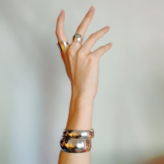 Precioso brazalete en Plata de Ley de fabricación artesanal, lo que le da una personalidad espectacular. Si te gustan las joyas 