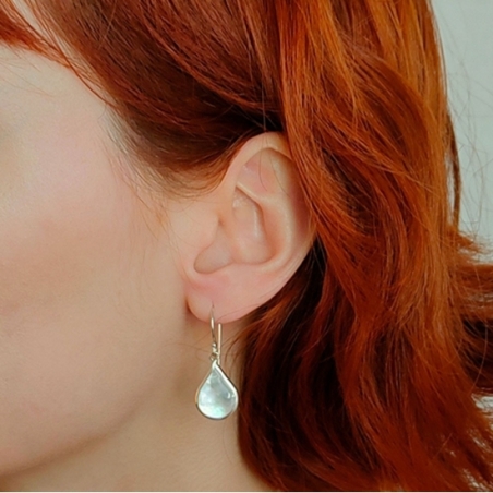 Pendientes de Plata de Ley y Nácar, con un diseño intemporal donde una pieza con forma de gota, de nácar, se realza por un borde