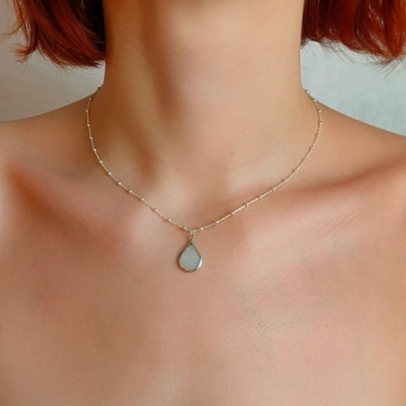 Colgante de Plata de Ley y Nácar, con un diseño intemporal donde una pieza con forma de gota, de nácar, se realza por un borde d