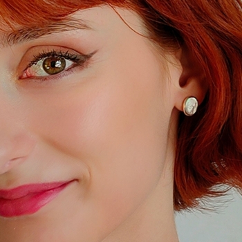 Pendientes de Plata de Ley y Nácar, con un diseño intemporal donde una pieza ovalada de nácar se realza por un borde de plata qu 2