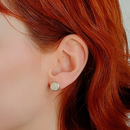 Pendientes de Plata de Ley y Nácar, con un diseño intemporal donde una pieza redonda de nácar se realza por un borde de plata qu