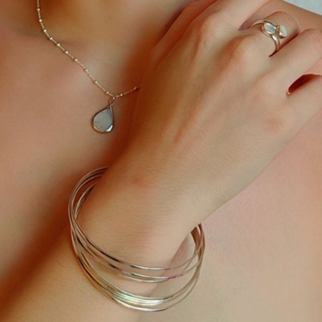 Brazalete Semanario de Plata de Ley, compuesto por 7 finas pulseras rígidas que podrás llevar unidas o sueltas. Un clásico que n