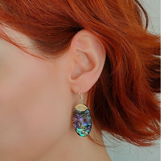 En estos preciosos pendientes de Plata de Ley y Madreperla, el protagonista absoluto es la espectacular madreperla que sujeta un