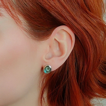 Pendientes de Plata de Ley y Madreperla, con un diseño intemporal donde una pieza ovalada de madreperla se realza por un borde d 2
