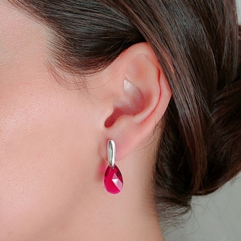 Pendientes muy favorecedores en Plata de Ley y Cristal color buganbilla, haciendo una preciosa combinación que resulta muy adecu 2