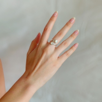 Anillo en plata de Ley donde el protagonismo está en las pequeñas piezas de Nácar que le dan su personalidad. Podrás usarlo para 2