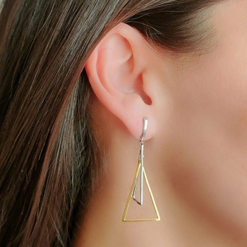 Pendiente en plata rodiada y plata chapada en oro de ley en el que dos triangulos de igual tamaño qe cuelgan entrelazados entre  2