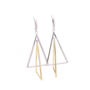 Pendiente en plata rodiada y plata chapada en oro de ley en el que dos triangulos de igual tamaño qe cuelgan entrelazados entre 