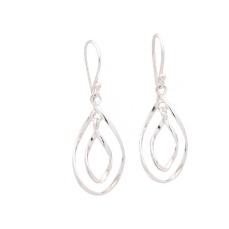 Dos gotas dibujadas con hilo de Plata de Ley se enredan entre si para dar volumen y movimiento a estos pendientes tan favorecedo