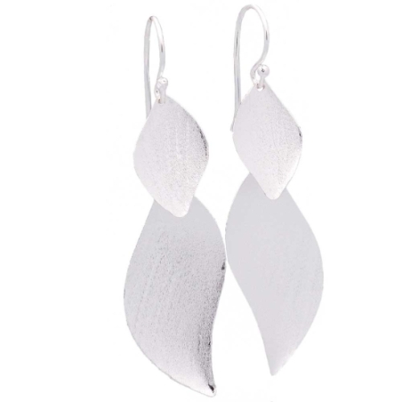 Pendientes en Plata de Ley con dos hojas que caen en movimiento y con terminación matizada a los que no podrás resistirte si te 