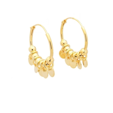 Aros en Plata de Ley chapada en Oro, de 16mm de diámetro, del que cuelgan unas pequeñas chapitas separadas entre sí por bolitas 