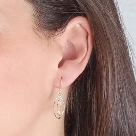 Dos gotas dibujadas con hilo de Plata de Ley se enredan entre si para dar volumen y movimiento a estos pendientes tan favorecedo